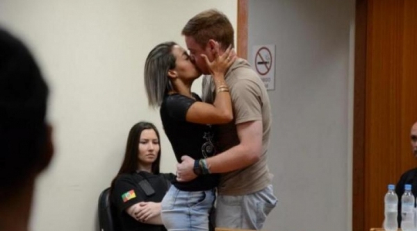 No julgamento do homem que tentou mata-la com cinco disparos, vítima beija o réu, condenado pelo crime (Divulgação/Álvaro Pegoraro).