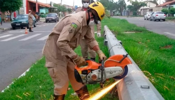 Bombeiros serram poste metálico e encontram corpo em seu interior (Foto: Corpo de Bombeiros).