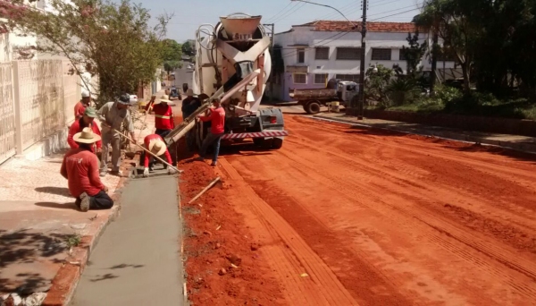 Nova base e guias já foram implantados na quadra da 9 de Julho, cujo trecho destruído por chuva vai receber pavimentação asfáltica (Foto: Assessoria de Imprensa).