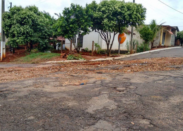 Trecho da Rua da Conceição com problemas no asfalto (Foto: Cedida).