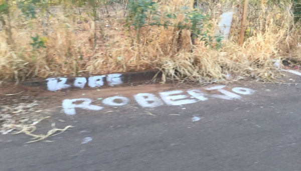 Demarcação de lote às margens da ferrovia, na rua João Latine, no Jardim Adamantina (Foto: Siga Mais).