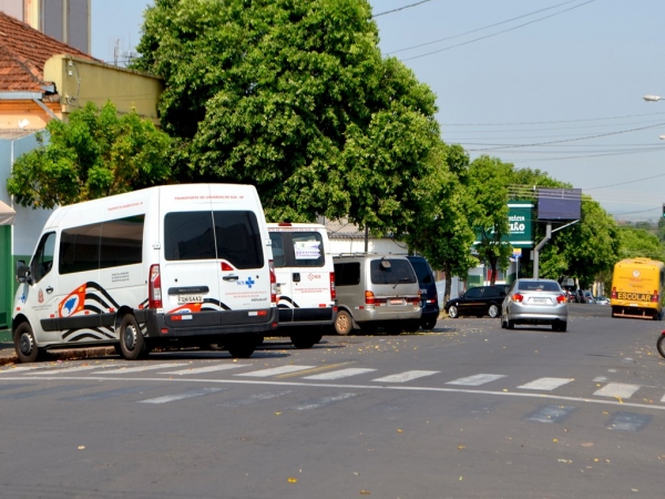 Ponto crítico: estacionamento de vans em 45 graus na Rua Joaquim Nabuco (Foto: Acácio Rocha)