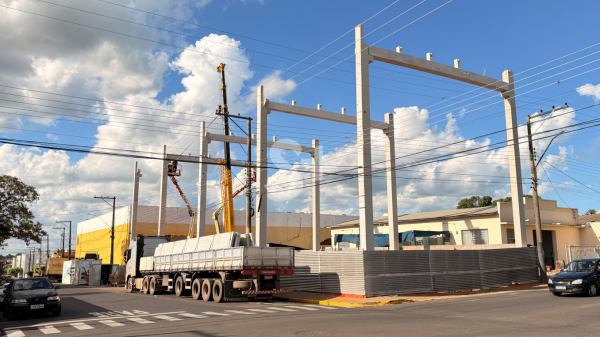 Obras da nova estrutura ao lado da loja do Super Sete em Adamantina: 504 metros quadrados e p? direito de 12 metros de altura (Siga Mais).