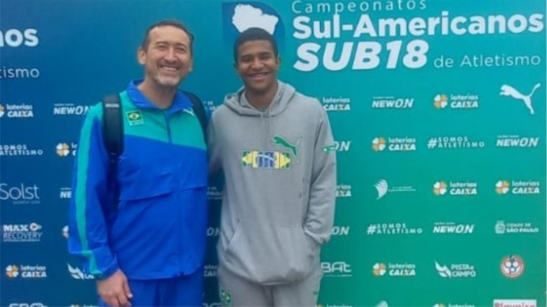 Professor Carlão e o atleta Alberto Rodrigues, que conquistou duas medalhas no Sul-Americano Sub-18 de Atletismo (Acervo Pessoal).