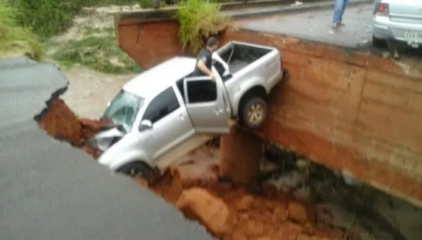 Caminhonete caiu na imensa valeta aberta pela chuva na vicinal Sagres x Inúbia Paulista (Reprodução/OCNET).