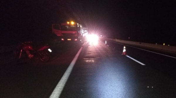 Local onde o caminhão estava parado, no acostamento, onde ocorreu o atropelamento que matou uma pessoa e deixou outras duas gravemente feridas  (Cedida/PM Rodoviária).
