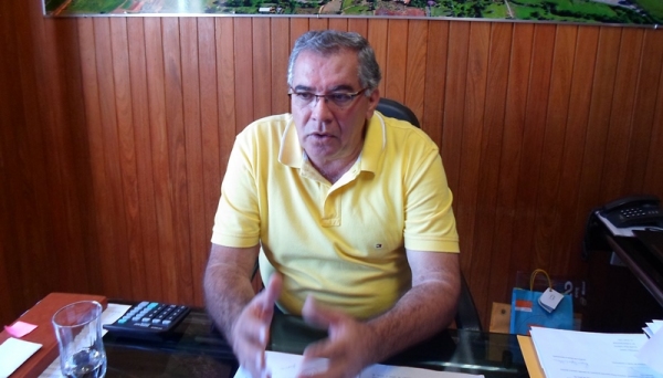 Prefeito Osvaldo Saldanha anuncia corte em benefÃcios a estudantes (Foto: GinotÃcias/Jornal Impacto).