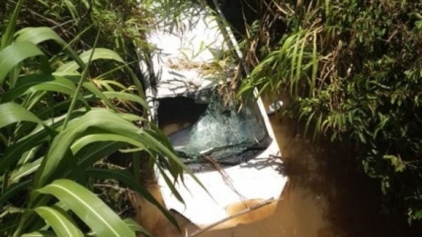 Após cair em ribanceira, carro ficou parcialmente submerso (Reprodução/Portal FM Metrópole).
