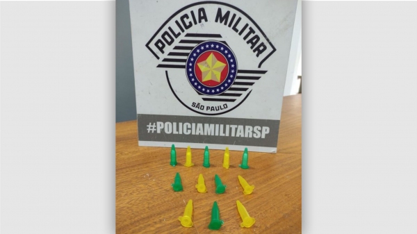 Pinos de cocaína encontrados em caixas de medicamentos, com a mulher (Divulgação/PM).