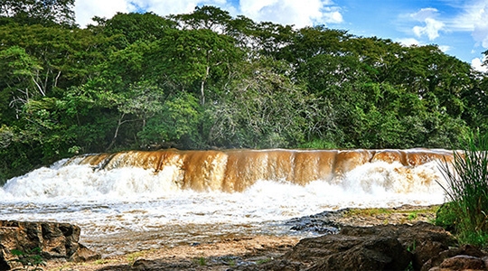 Cachoeira do Salto Botelho, onde aconteceu a tragédia. Corpo do homem de 32 anos continua desaparecido e buscas foram retomadas na manhã desta segunda-feira (Foto: Divulgação/PM Lucélia).