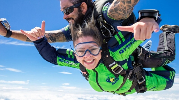 Saltos duplos são realizados pela SkyRadical Paraquedismo, de Boituva (SP), uma das maiores referências na formação de instrutores no PaÃs (Divulgação/SkyRadical).