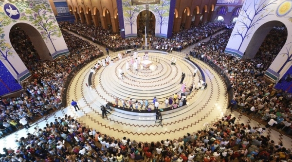 Templo do Santuário Nacional de Aparecida tem capacidade para acomodar 40 mil pessoas em torno do altar central (Foto: Thiago Leon/Santuário Nacional de Aparecida).