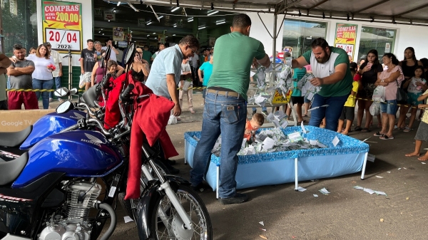 Sorteio foi realizado às 17h deste sábado, 18, em frente ao Supermercado Santa Terezinha (Foto: Siga Mais).