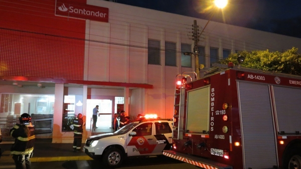 Fumaça no interior da agência bancária mobilizou autoridades. Após, constatou-se tratar de disparo de fumaça pelo dispositivo de segurança (Fotos: Jorge Zanoni).