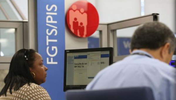 Agência da Caixa em Adamantina abre duas horas mais cedo, nesta sexta, e das 9h às 15h no sábado, para atendimento sobre FGTS (Foto: Fabio Rodrigues Pozzebom/Agência Brasil).