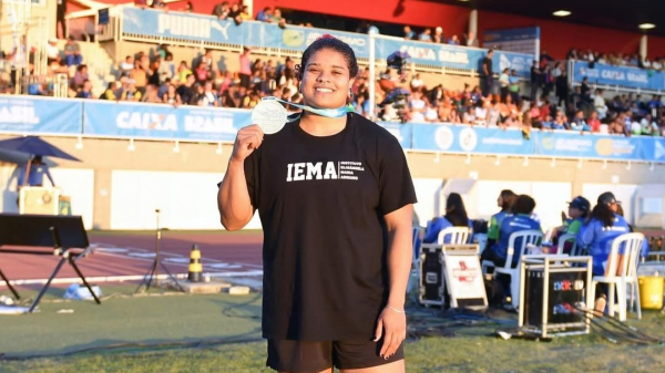 Izabela vai voltar ao Japao para disputar Mundial de Atletismo. Na foto, apos vencer o Trofeu Brasil, em agosto deste ano (Reproducao).