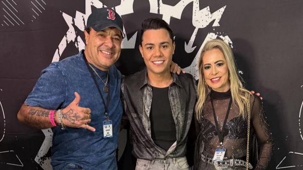 Kiko Bonassa, sua esposa e Felipe Araujo, momentos antes do show, no camarim (Reproducao/Redes Sociais).