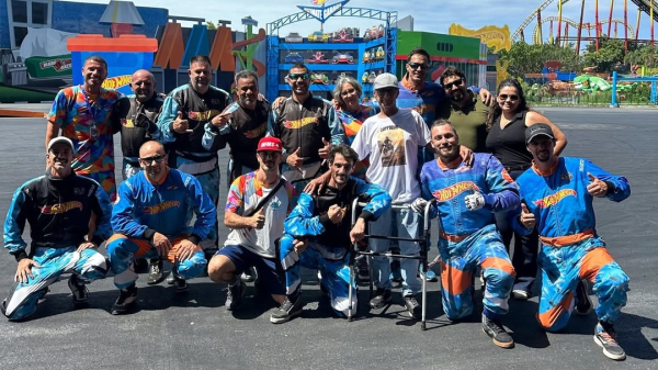 Postagem de Diego Cristian Mafra mostra pai, irmo e cunhada de Lurrique no na pista de Hot Wheels no Parque Beto Carrero World (@diego.c.mafra).