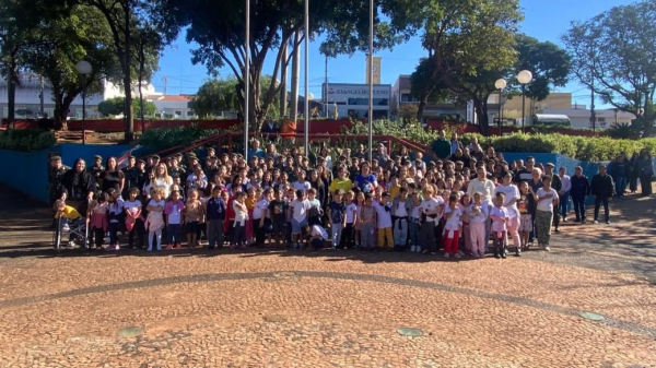 Hasteamento das bandeiras (Cedida/PMA).
