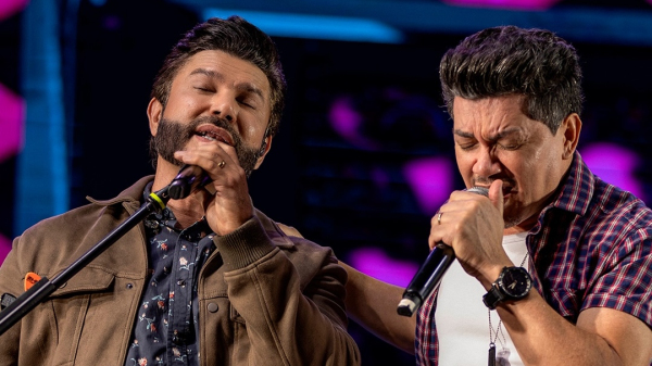 Dupla faz show na terceira noite da ExpoVerde (Imagem: @luankamers).