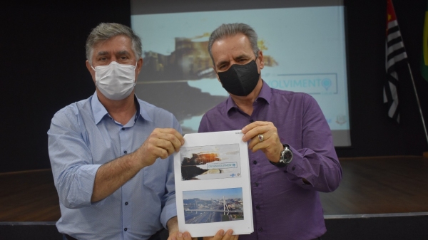 Prefeito Márcio Cardim e gerente do Sebrae de Presidente Prudente, José Carlos Cavalcante com o termo de adesão ao Programa Sebrae-SP de Desenvolvimento Local (Da Assessoria).