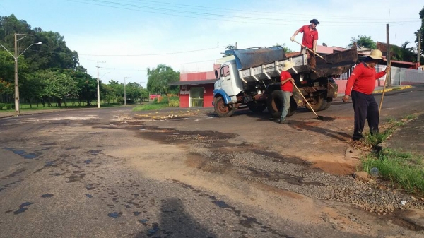 Secretaria de Obras e Serviços executa tapa buracos na região do Parque dos Pioneiros