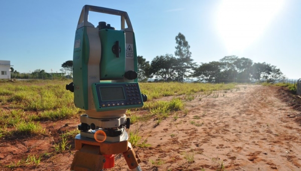 Secretaria Municipal de Planejamento e Desenvolvimento iniciou a demarcação topográfica da área em que será instalada a nova sede da Delegacia Seccional de Polícia de Adamantina (Foto: Assessoria de Imprensa).