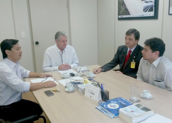 Prefeitos Marcos Yukio Higuchi (ValparaÃso) e Ivo Santos (Adamantina), ontem, Secretaria de Estado de LogÃstica e Transportes (Foto: Cedida/Assessoria de Imprensa).