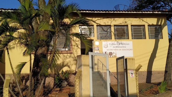 Secretaria de Educação de Adamantina está localizada na Praça Tiradentes, 546, junto à EMEF Navarro de Andrade (Divulgação/PMA).