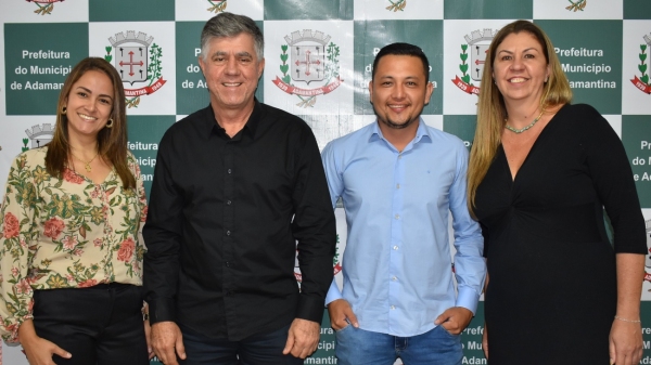 Secretária de saúde, Franciele Anselmo; prefeito Márcio Cardim; secretário de gabinete, Gustavo Taniguchi Rufino; e a secretária de desenvolvimento econômico, Luciana Pereira (Divulgação/PMA).