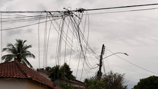 Danos na estrutura eletrica no Oiti-Tipuanas (Siga Mais).