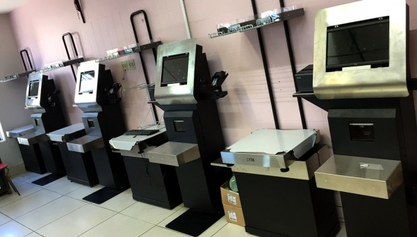 Equipamentos de self-checkouts estão em operação no Supermercado Godoy (Foto: Siga Mais).