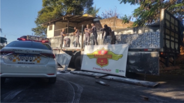Droga apreendida no caminhão com placas do Paraguai, em Marília (Divulgação/PM Rodoviária).