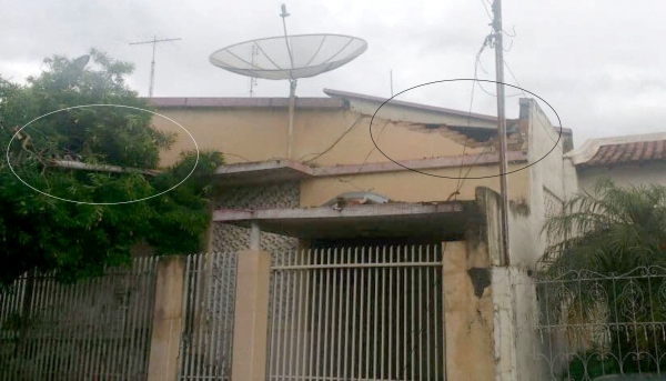 Parte da fachada da casa foi destruída após fiação e braço metálico serem arrastados por caminhão (Foto: Cedida).