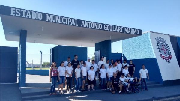 Alunos da APAE conhecem o estádio municipal Antônio Goulart Marmo (Foto: Da Assessoria).