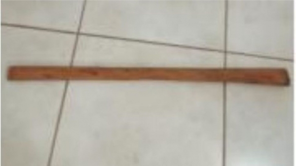 Cabo de madeira usado pelo homem para agredir a amásia (Foto: Polícia Militar).