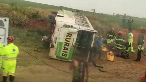 Ônibus tombou, causando uma morte e ferindo outros ocupantes na SP-425, em Martinópolis (Enviado por internauta).