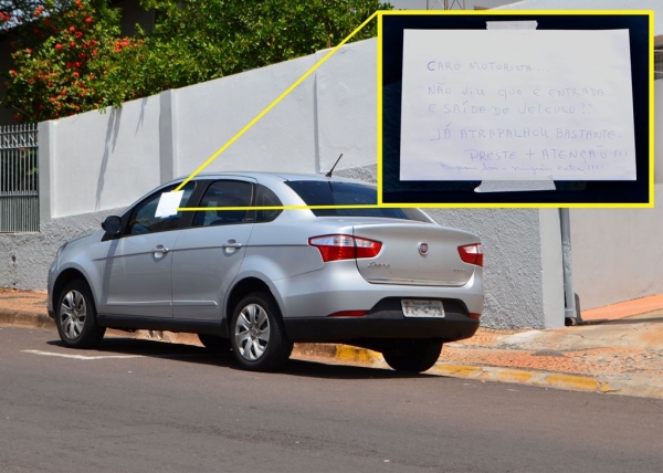 Motorista deixa carro estacionando em portão e veículo recebe bilhete de morador (Foto: Acácio Rocha).