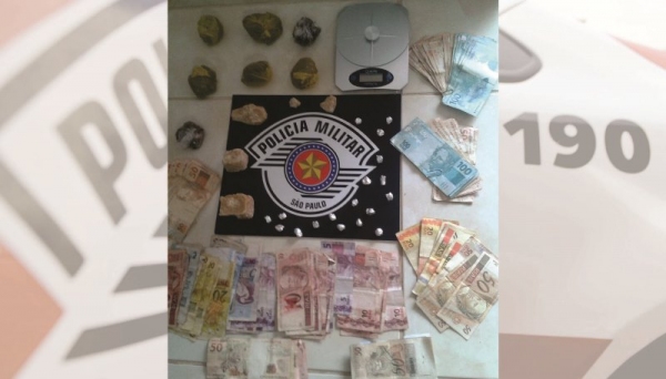 Mãe e filho participavam conjuntamente no tráfico de drogas, em residência no Jardim Primavera, onde foram presos em flagrante, com drogas e dinheiro (Foto: Cedida/PolÃcia
