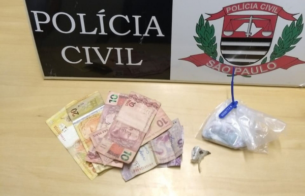 Droga e dinheiro, e adolescente, foram apreendidos pela Polícia Civil (Foto: Cedida/Polícia Civil).