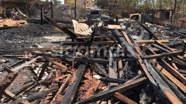 Parte do estoque foi destruÃdo, além de dois veÃculos e instalações (Foto: Siga Mais).