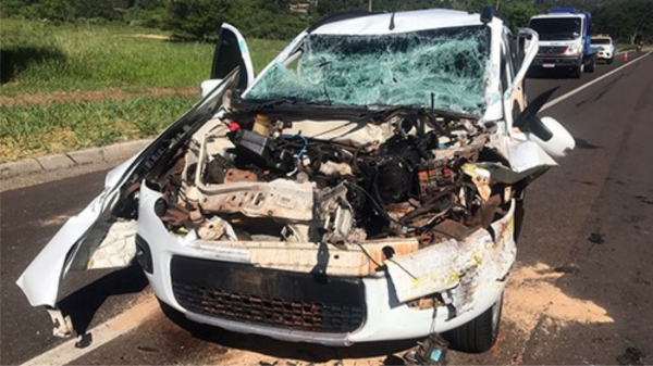 Situação do automóvel Fiat Uno, após a colisão (Foto: Diego Fernandes/Folha Regional).