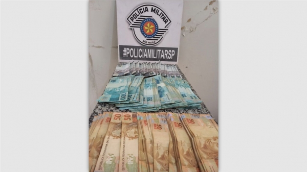 Dinheiro recuperado pela PM, no total de R$ 26.050,00 (Divulgação/PM).
