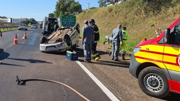 Carro de passeio capotou na pista após ser atingido na traseira  (Divulgação/PM Rodoviária).