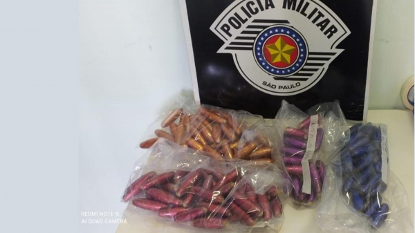 Pasta de cocaÃna embalada em porções era levada no estômago de quatro bolivianos, presos em flagrante em Junqueirópolis por tráfico internacional de drogas (Divulgação/PolÃcia Militar).