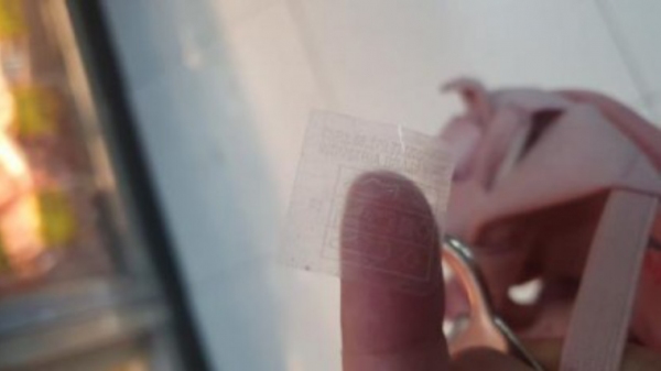 Plástico que estava no calçado da bebê. Criança levou à boca e engasgou (Reprodução/OCNET).