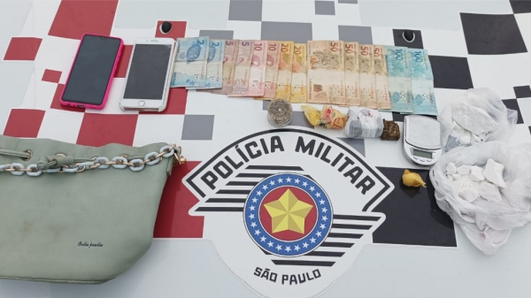 Drogas, dinheiro, balança de precisão, bolsa e outros materiais apreendidos pela Polícia Militar (Cedida/PM).