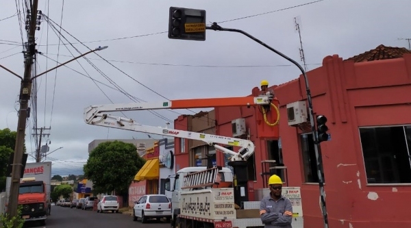 Com o semáforo desativado, preferencial é para quem transita pela Capitão José Antônio de Oliveira (Foto: Da Assessoria/PMA).