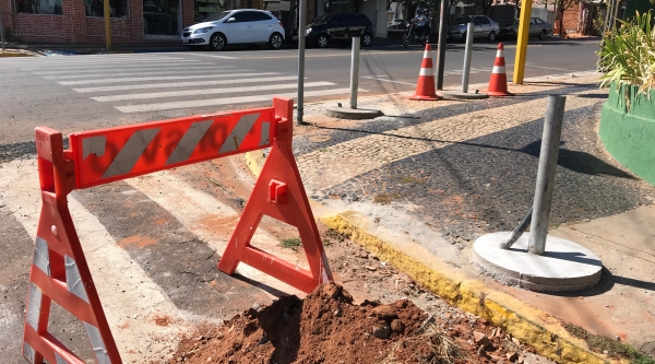 Instalação de bases para o totem semafórico na Avenida Rio Branco, esquina com a Rua Joaquim Nabuco (Foto: Siga Mais).