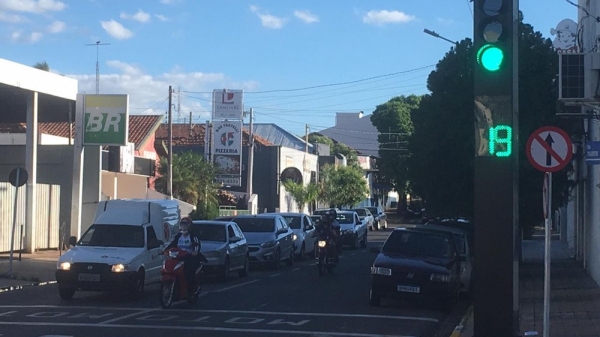Um dos semáforos da cidade de Dracena com temporização iniciada pelo mesmo número do candidato à reeleição a prefeito (Foto: Carlos Volpi/TV Fronteira).